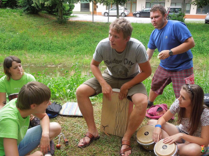 Na glasbenih delavnicah so se mladi naučili igrati na tolkala.
