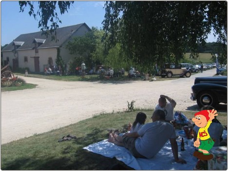 Na piknik so se udeleženci pripeljali v starodobnikih.