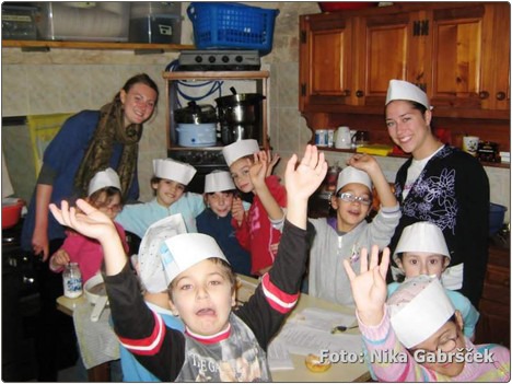 Otroci z metoricama na kuharskih delavnicah.