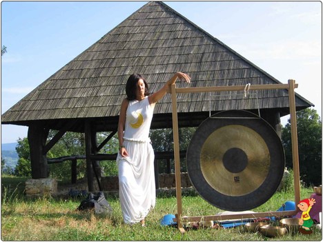 Na gong in tibetanske skledice ter zvončke je igrala Špela Cvetko Penič.