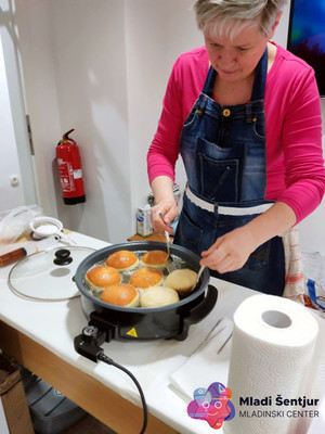 Peka krofov s Klavdijo Simler