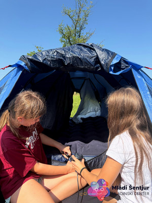 Priprava šotorov in opreme - Skupaj gre lažje