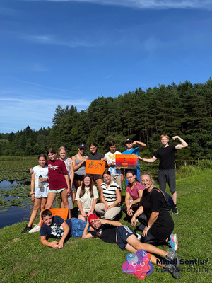 Mladi pozirajo z imeni ekip, ki so si jih izbrali