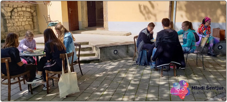 Mladi med igranjem Naokrog po občini Šentjur (spomin)