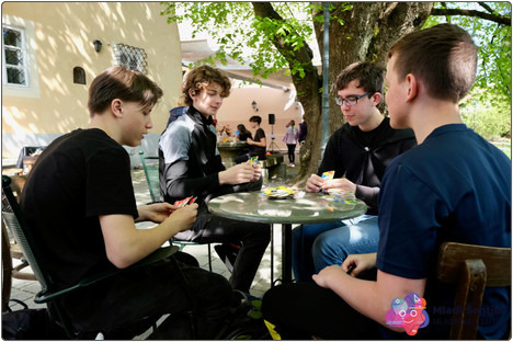 Mladi med igranjem Šentke