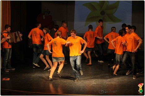 Mladinska folklorna skupina Lintvar je pripravila venček folklornih plesov.