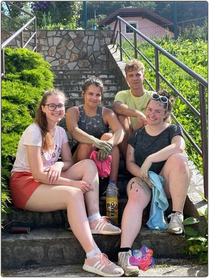 Skupina mladih iz Dolge Gore: Eva, Tilen, Lara, Marko in Neža, je zadnji junijski teden zavihala rokave in olepšala svoj kraj.
